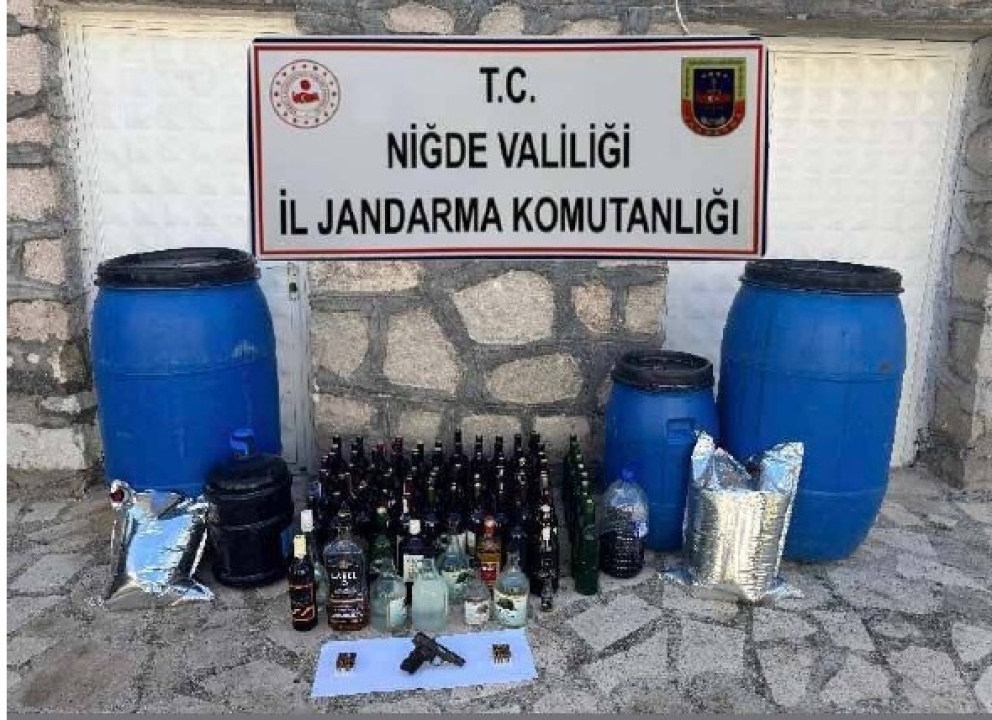  Bor’da kaçak içki ve ruhsatsız silah ele geçirildi 