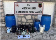 Bor’da kaçak içki ve ruhsatsız silah ele geçirildi