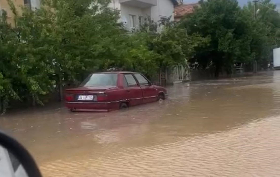 Bor’da Sağanak Yağış Felaketi: Rögarlar Taştı, Araçlar Su Altında Kaldı