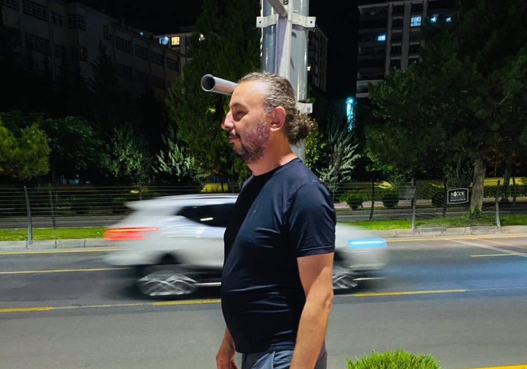 Bor yolundaki reklam panoları tehlike saçıyor!
