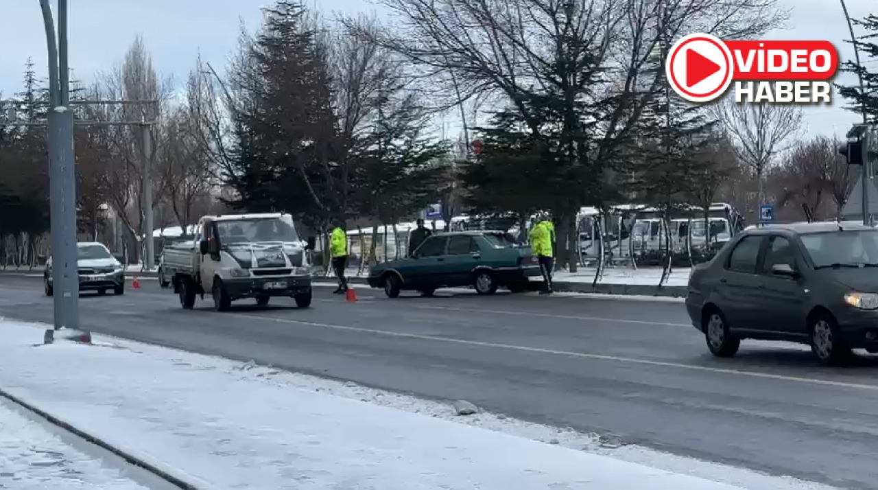  Buzlanan yolda geldiği yöne geri döndü 