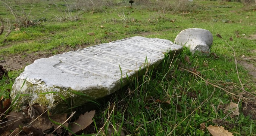Çanakkale’de ki tarihi mezarlık olarak bilinen yer harabeye döndü