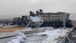 Çarpışan 3 tır alev aldı.