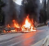 Çarpışan iki araç alevlere teslim oldu 