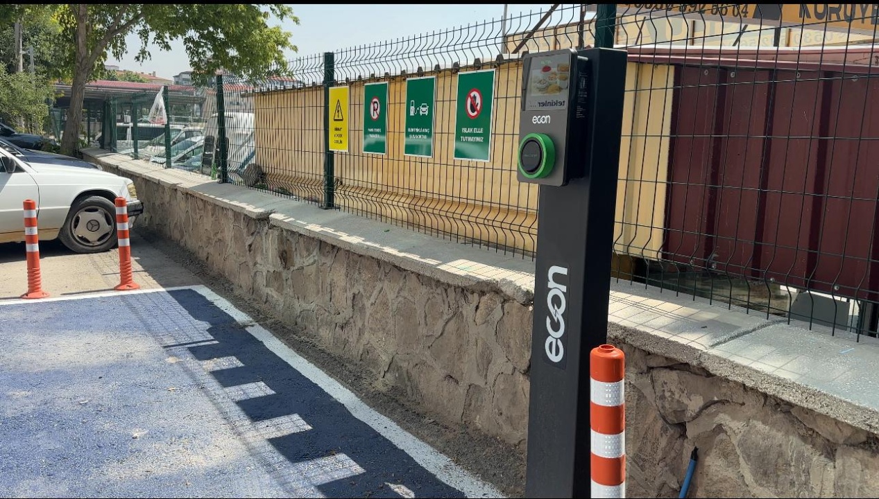 Çatıda üretiliyor, bina girişinde satılıyor