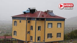 Çatıdaki klasik pikap görenleri şaşırtıyor