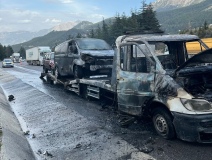 Çekici ve üzerindeki araçlar yangına teslim oldu