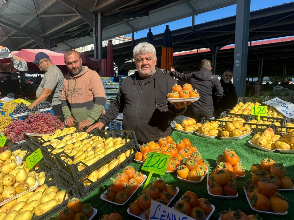 Cennet Hurması Tezgahlarda: Fiyatlar El Yakıyor