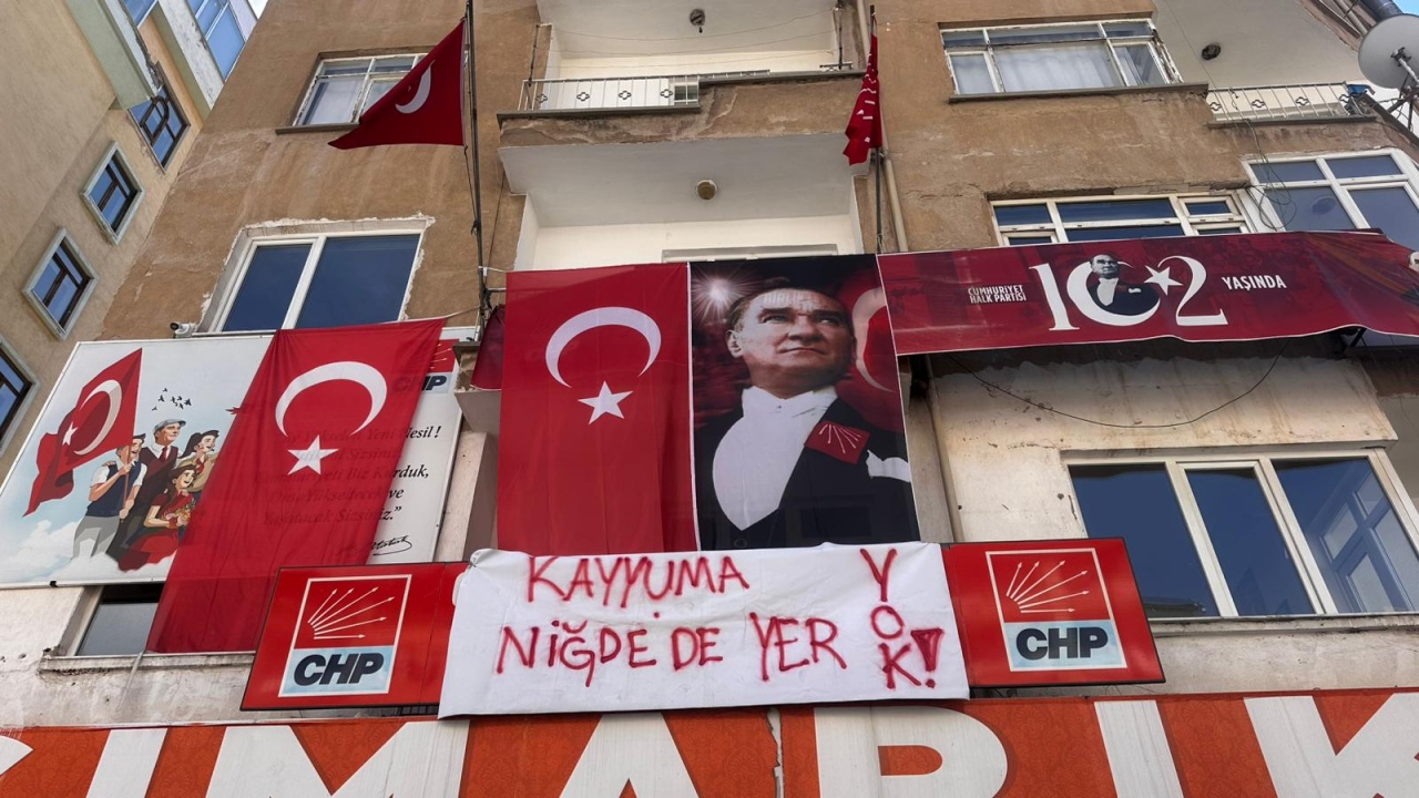 CHP Niğde İl Başkanlığı'ndan mutlak butlan kararına pankartlı tepki