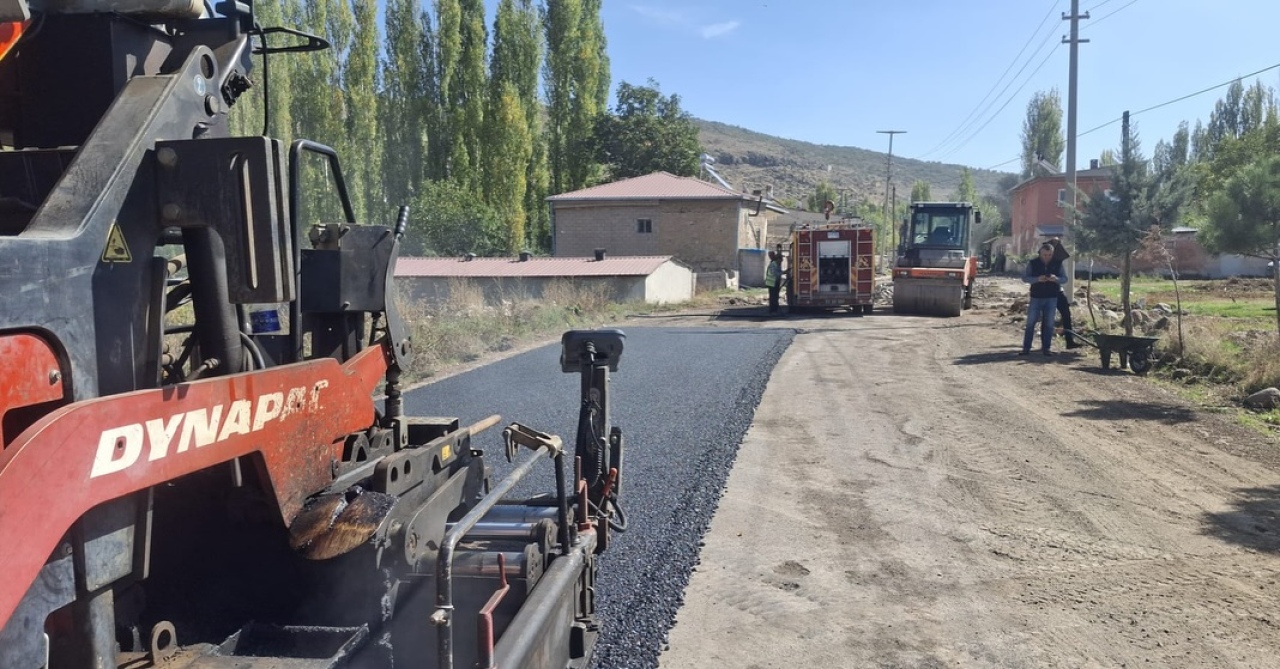 Çiftlik-Azatlı yolunda sıcak asfalt çalışması başladı