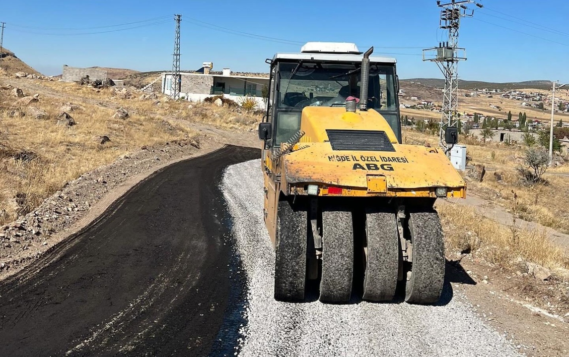 Çiftlik’in Çardak Köyü’nde sathi asfalt çalışmaları sürüyor