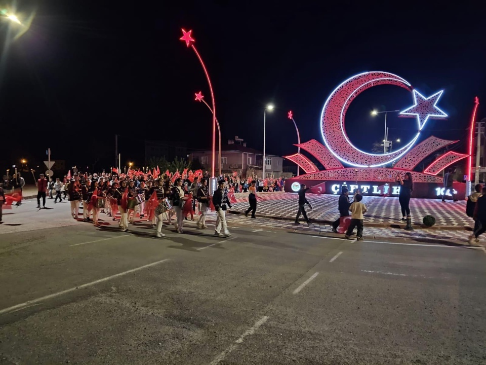 Çiftlik’te 19 Mayıs Coşkusu: Gündüz Resmi Tören, Akşam Fener Alayı ve Havai Fişek Gösterisiyle Kutlandı