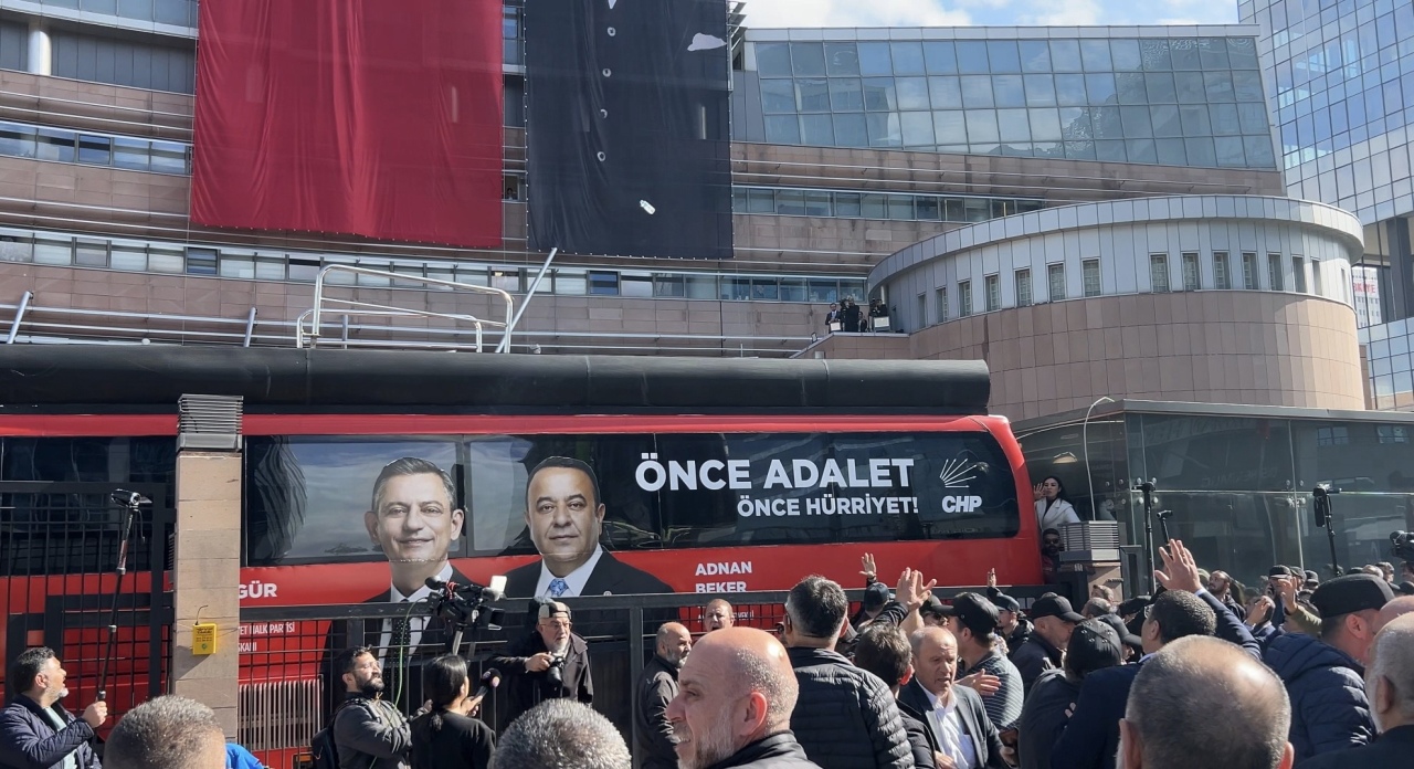 Çıkan tartışmada su şişeleri havada uçuştu 