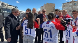 Çocuklara stadyumda özel forma dağıtımı