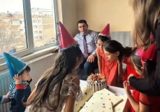 Çocukların doğum günü sevincine ortak oldular