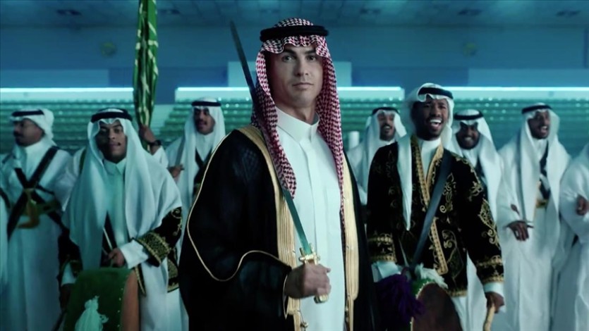 Cristiano Ronaldo, Arap kıyafeti giyip kılıçla dans etti
