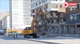 Depremde hasar alan binalar yıkılıyor