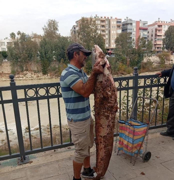 DEV YAYIN BALIGINI ELLERİYLE YAKALADI