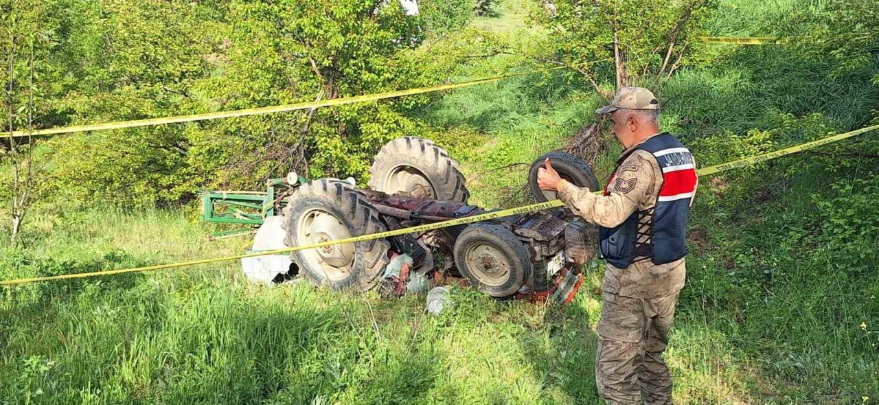 Devrilen traktörün altında hayatını kaybetti