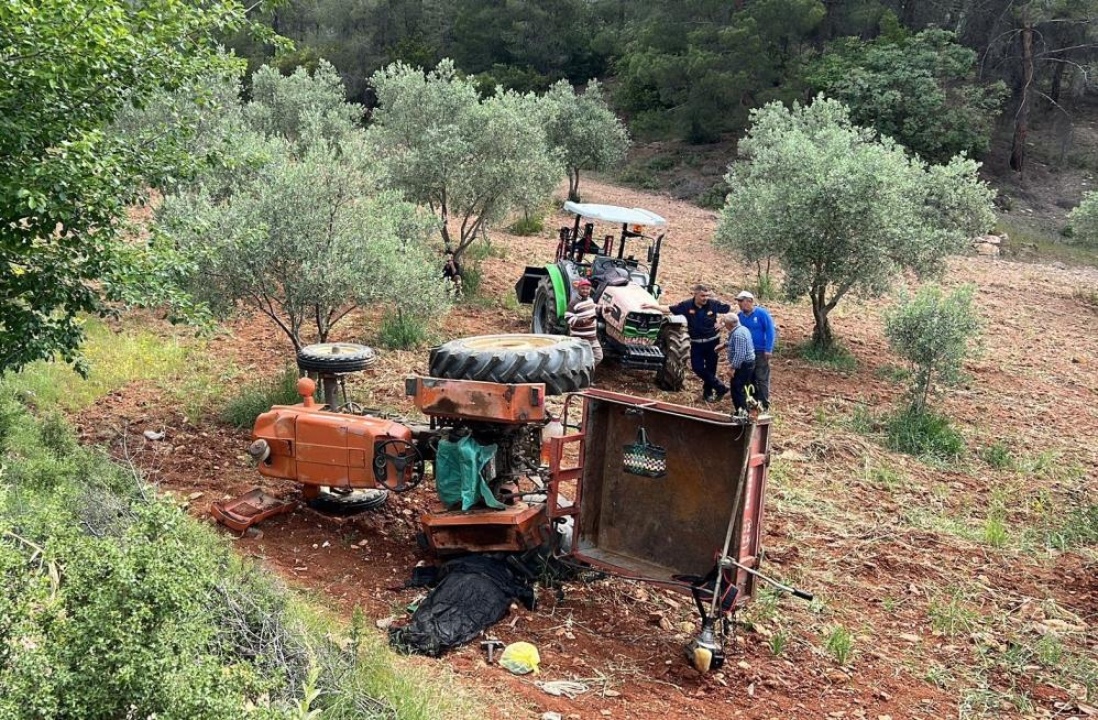 Devrilen traktörün altında kaldı!