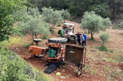 Devrilen traktörün altında kaldı!  