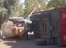Devrilen traktörün altında kaldı