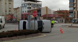 Niğde'de kaldırıma çarpan araç yan yattı