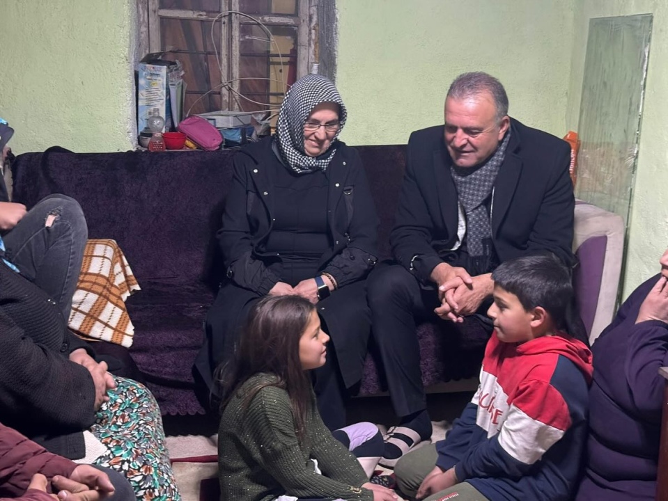 Doygun çiftinden evi yanan aileye ziyaret