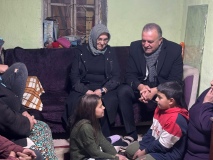 Doygun çiftinden evi yanan aileye ziyaret