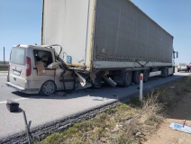 Duran Tıra Çarpan Araç Hurdaya Döndü: Sürücü Ağır Yaralı