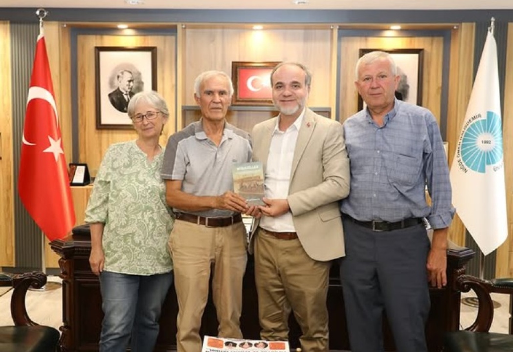 Eğitim Uzmanından Rektöre Kitap Takdimi