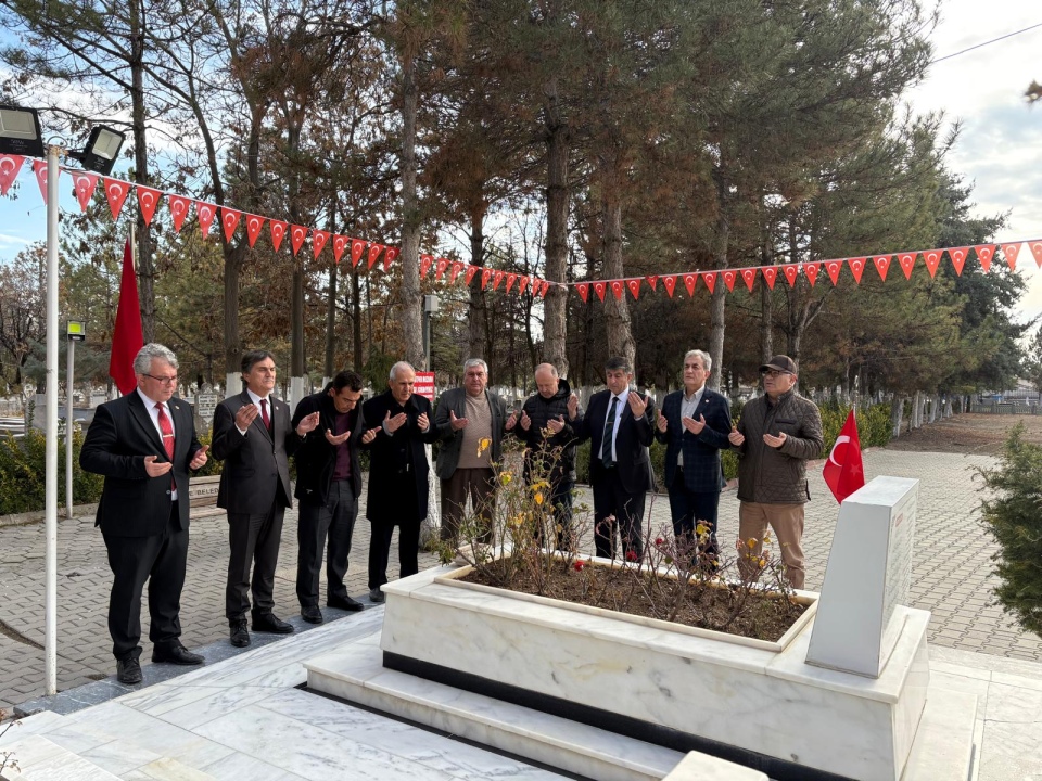 Emekli astsubaylar Şehit Halisdemir’in kabrini ziyaret etti 