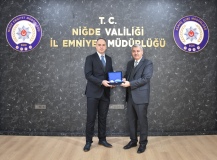 Emekli polis memuru Hakan Dilmen’e plaket takdimi