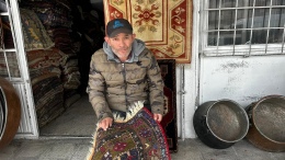 Eskiden büyük rağbet gören dokuma halılar şimdi vitrine çekildi