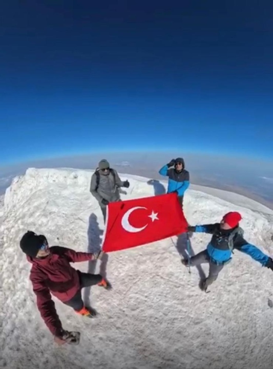 Eskişehirli Dağcılar, Niğde’de Demirkazık Zirvesine Tırmanmaya Hazırlanıyor