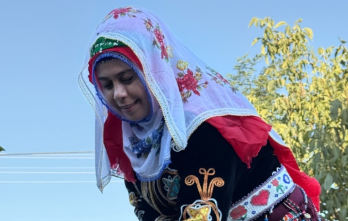Esra Kaymakçıoğlu, Niğde'nin Yöresel 3 Etek Kıyafetini Sosyal Medyada Paylaştı!