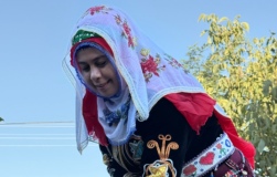 Esra Kaymakçıoğlu, Niğde'nin Yöresel 3 Etek Kıyafetini Sosyal Medyada Paylaştı!
