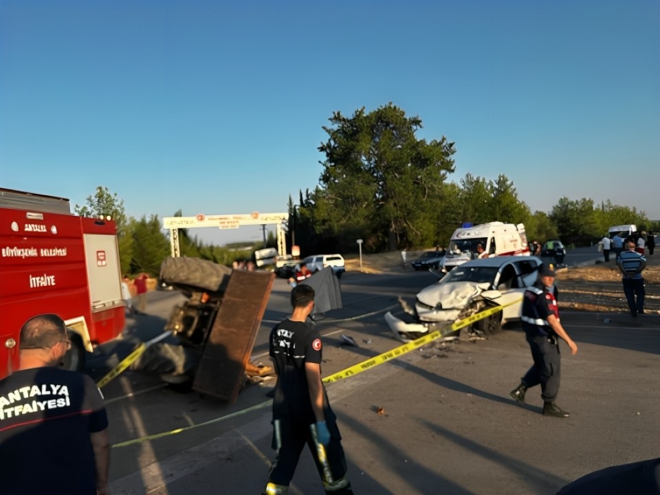 Feci kaza: Önce refüje sonra traktöre çarptı