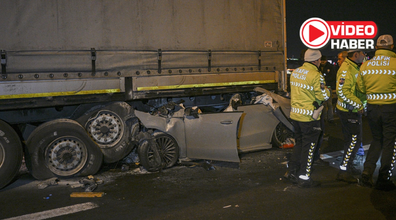 Feci kaza! Otomobil tırın altına girdi