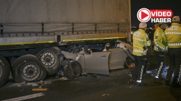 Feci kaza! Otomobil tırın altına girdi