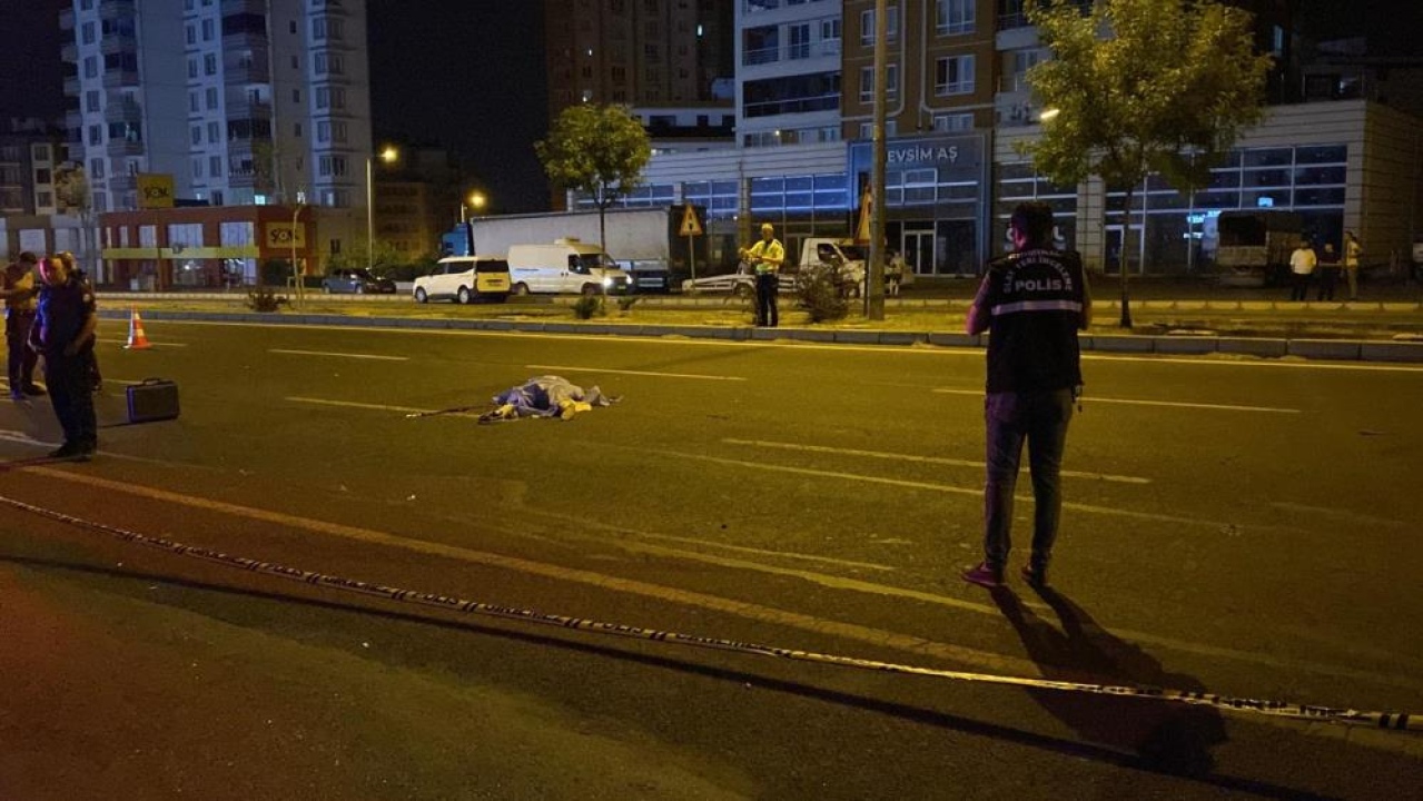  Feci Kaza: Yolun Karşısına Geçen Kadına 2 Otomobil Çarptı