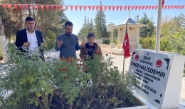 FETÖ Elebaşı Gülen'in Ölümü Sonrası Vatandaşlar Ömer Halisdemir’in Kabrine Akın Etti