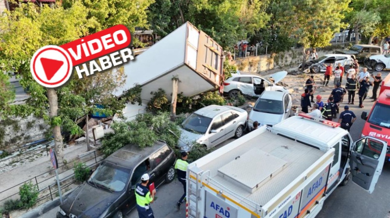  Freni patlayan kamyon 10 araca çarpıp, kanala düştü  