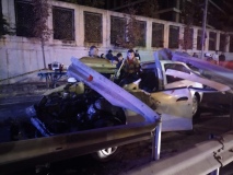 Gece Yarısı Can Pazarı: Otomobil Bariyere Saplandı