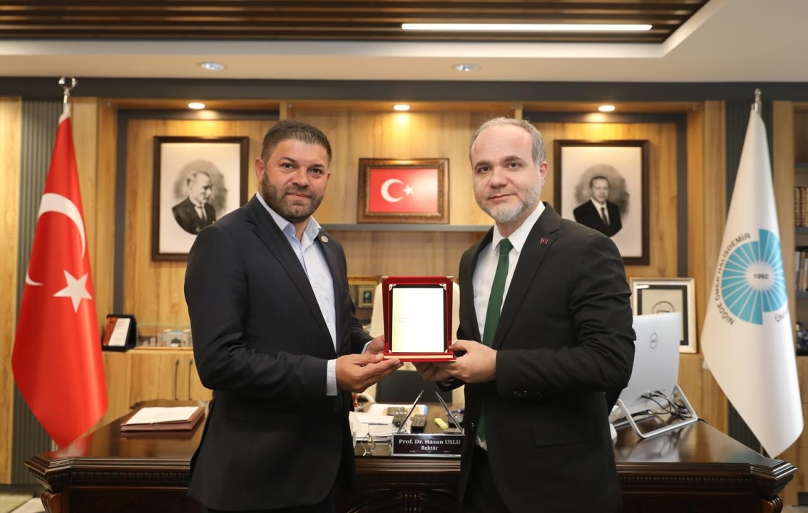 Gümüşler Belediye Başkanı Bayram Uzan’a anlamlı plaket