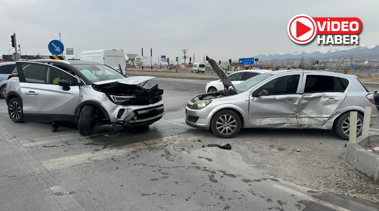  Gümüşler kavşağında kaza! Yaralılar var 