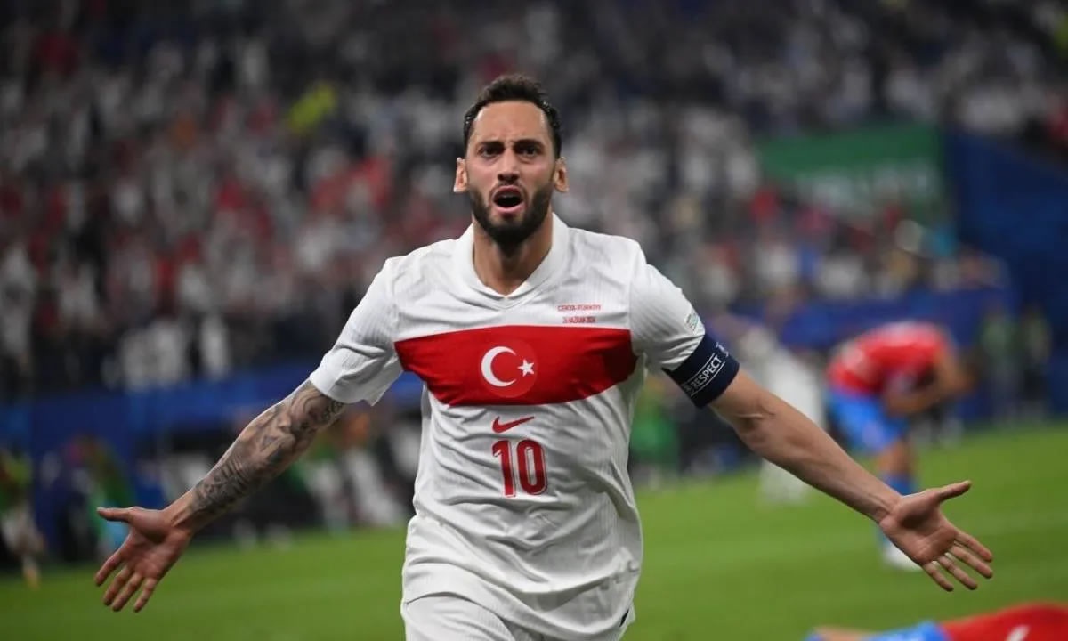 Hakan Çalhanoğlu Galatasaraylı mı Fenerbahçeli mi? Sporseverler merak ediyor