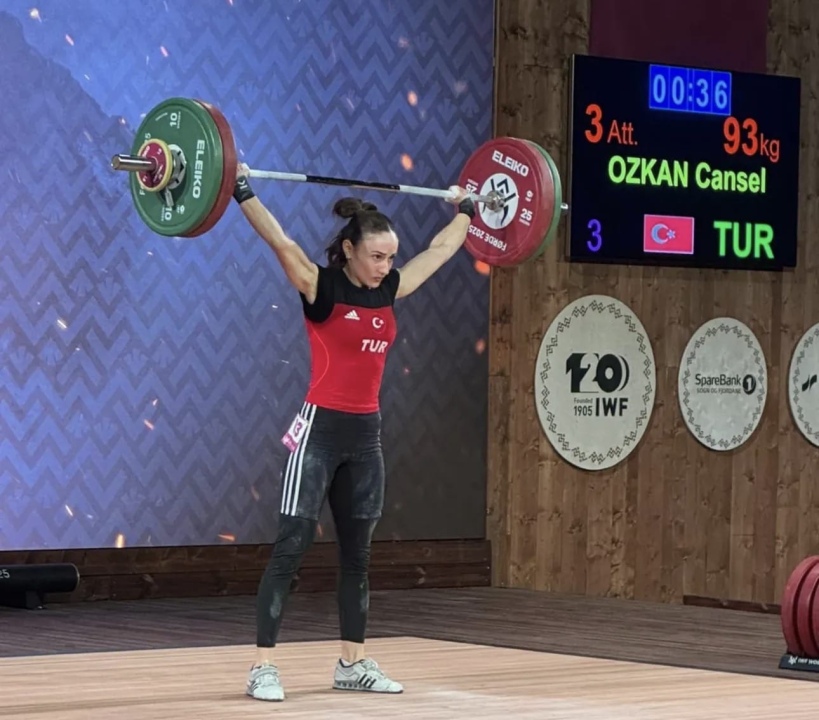 Halterde Tarihi Başarı: Cansel Özkan Dünya Podyumunda