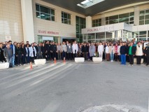 Hastane personeli, hasta ve yakınları 09.05'te Atatürk'ü andı