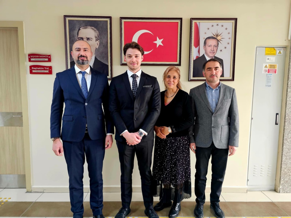 Hastanede asistan olarak görev yapıyordu, mezun oldu